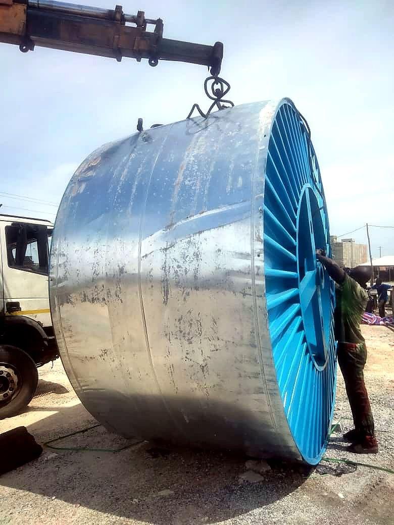 Cable drum lifting